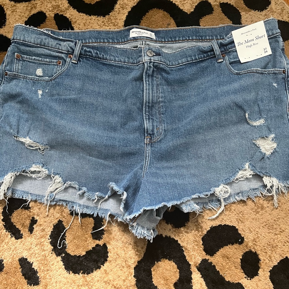NWT Size 37 Abercrombie & Fitch Distressed High Rise Mom Shorts